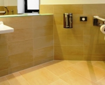 WC_Barrierefrei_Pflegeliege Barrierefreies WC mit Pflegeliege