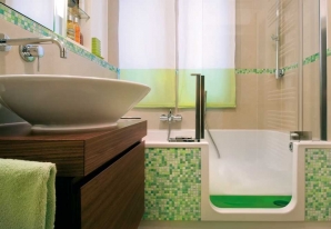 In der Wanne mit der Tür kann die ganze Familie bequem duschen und baden.