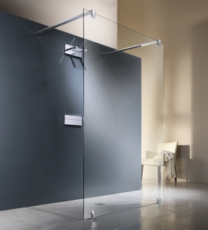 Der Clou bei Walk In von Artweger: Dank seiner speziellen Klebetechnik sind die Eckverbindungen sicher an der Glasaußenscheibe verklebt. Die Innenseite bleibt vollkommen bündig und absolut glatt.