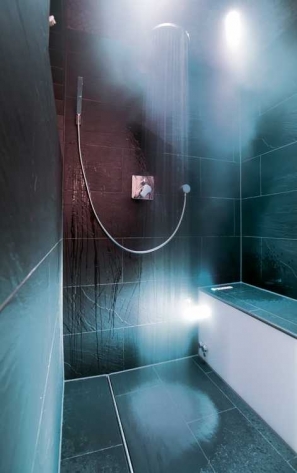 Mit frei planbaren Dampfbadlösungen werden Duschen zum Schwitzbad ausgebaut. Die Dampftechnik findet dabei ihren Platz in der Sitzbank und ermöglicht so Wellnesskomfort zu Hause.