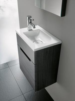 Die Solitär-Serie burgbad Chiaro überzeugt durch ein zeitloses Design und einen interessanten Materialmix. Die parallel zur Wand angebrachte Armatur verhindert Wasserspritzer.