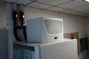 Kaltwasser Kühlung von Rittal auf dem Serverschrank mit Regelung zum Energiesparen.