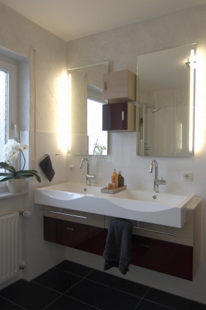Bei wenig Platz kann mit Handtuchrelings an den Becken Platz gespart werden.