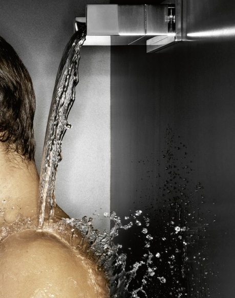 Entspannung beim Duschen: Der Wasserfall kann bei stärkerer Intensität als Massage wirken.