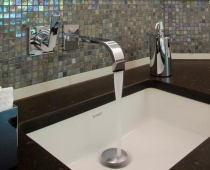 Dornbracht_MEM_Wasser_laeuft Badezimmer mit Sternenhimmel