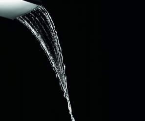 Bei WATER FALL fällt das Wasser natürlich über die Kante des nach oben geöffneten Auslaufs herab. Sanft wie ein Rinnsal, oder so kräftig wie ein Wasserfall: die Wassermenge ist frei regulierbar.