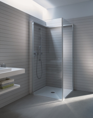 Die OpenSpace-Duschtüren - hier in der transluzenten Klarglas-Ausführung - bieten optimalen Spritzschutz beim Duschen.