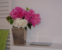 HSK_Heizkoerper_Pfingstrosen_Vase Badezimmer in der Mansarde