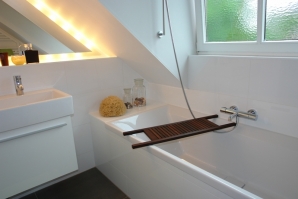 Keramische Tapete macht das Duschen in der Mansarde möglich.