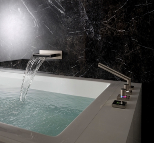 Mit MEM wird Ihre Badewanne zum luxuriösen Kleinod. Die besonders flach designte Auslassstelle harmoniert perfekt mit der Batterie auf dem Wannenrand.