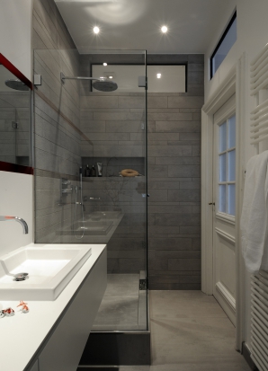 Modernes Duschbad Im Denkmalgeschutzten Gebaude Schramm Munchen Badrenovierung Heizungsmodernisierung Wohnraumsanierung