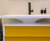 Ondus - Bad in schwarz und Gelbtönen