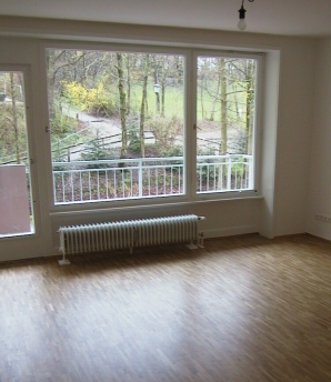 Im Wohnzimmer wurden Wände und Decken überarbeitet und wie in der ganzen Wohnung ein neuer Parkettboden verlegt.
