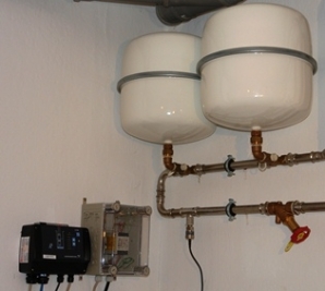 Übersichtliche Anordnung der einzelnen Komponenten. Der Füllstand der Zisternen wird angezeigt, damit der Regenwasserverbrauch überprüft werden kann. Bei zuwenig Regenwasser wird mit Trinkwasser eine minimale Befüllung nachgespeist.