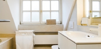 Bad_elegant_weiss_sand Wohlfühlbad unter der Dachgaube mit großzügiger Dusche