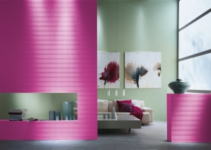 Hier wurde Pink als Akzentfarbe verwendet. Da das helle Grün im Hintergrund nicht die Leuchtkraft des Pinks besitzt, harmonieren diese Farben.