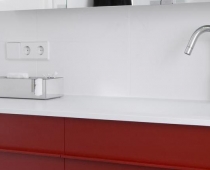 Tuergarderobe_D-Tec Komfortables Duschbad in rot und weiß