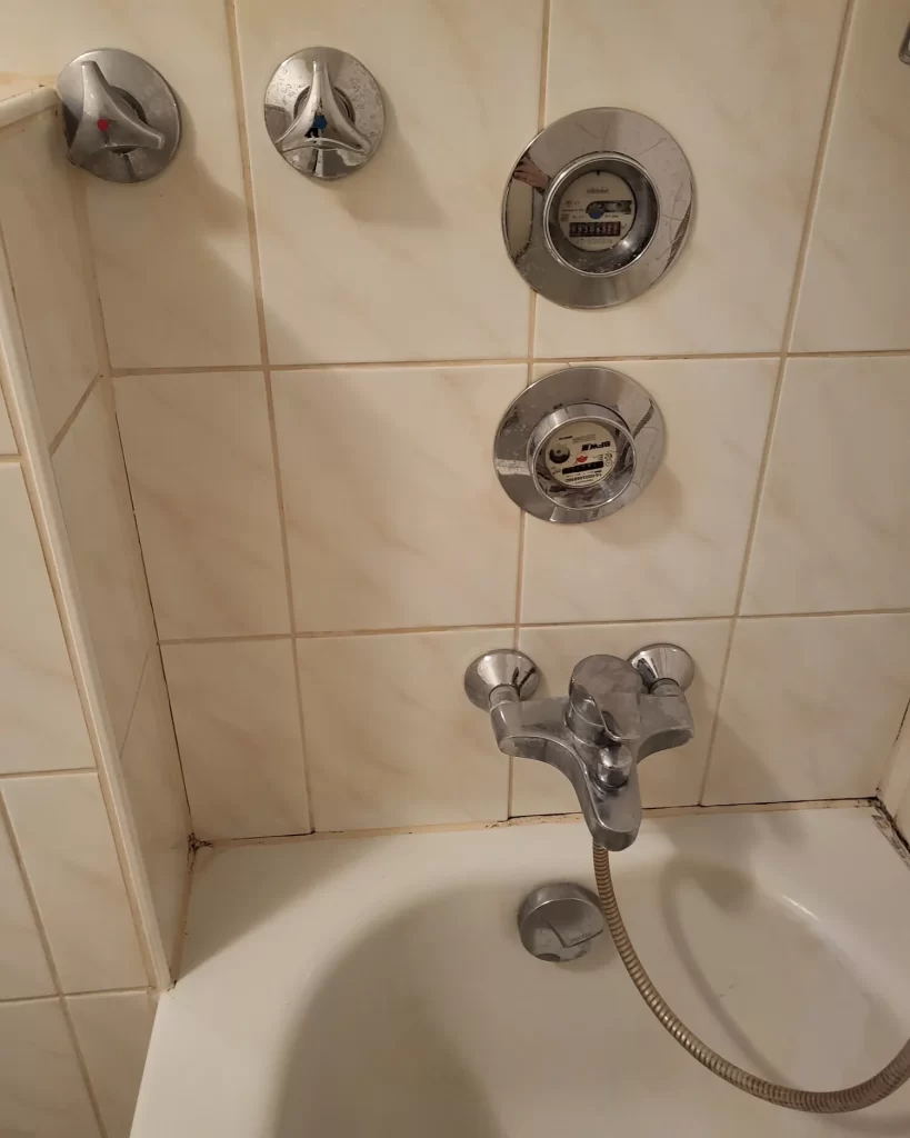 Altes Badezimmerarmatur mit Wasseruhren