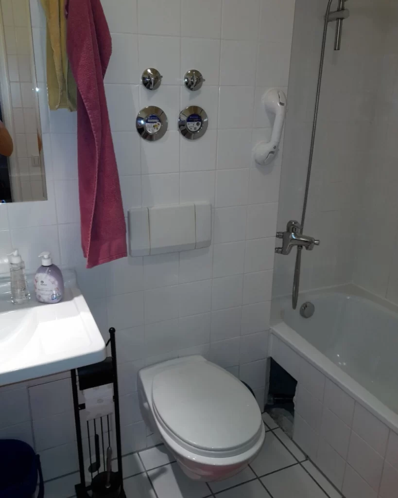 Badezimmer vor der Renovierung – Funktionale, aber in die Jahre gekommene Ausstattung