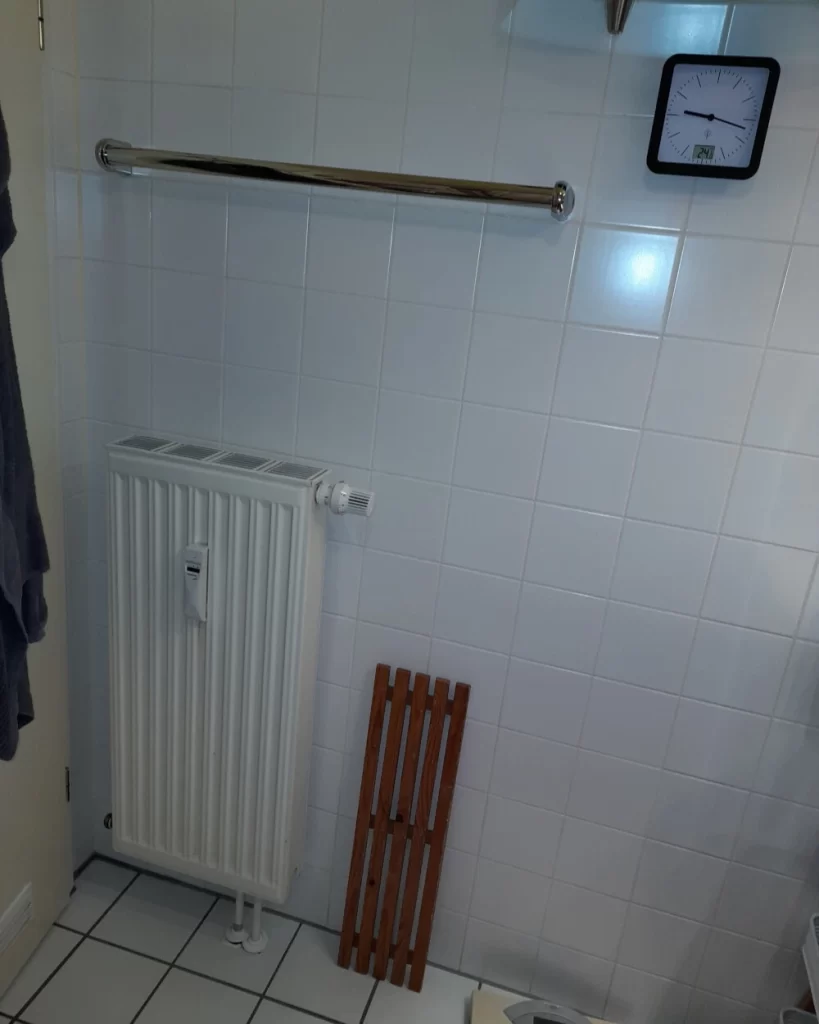 Badezimmer vor der Renovierung – Schlichte Fliesen und funktionale Ausstattung