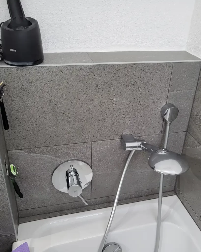 Bestandsbad mit Badewanne und Armaturen