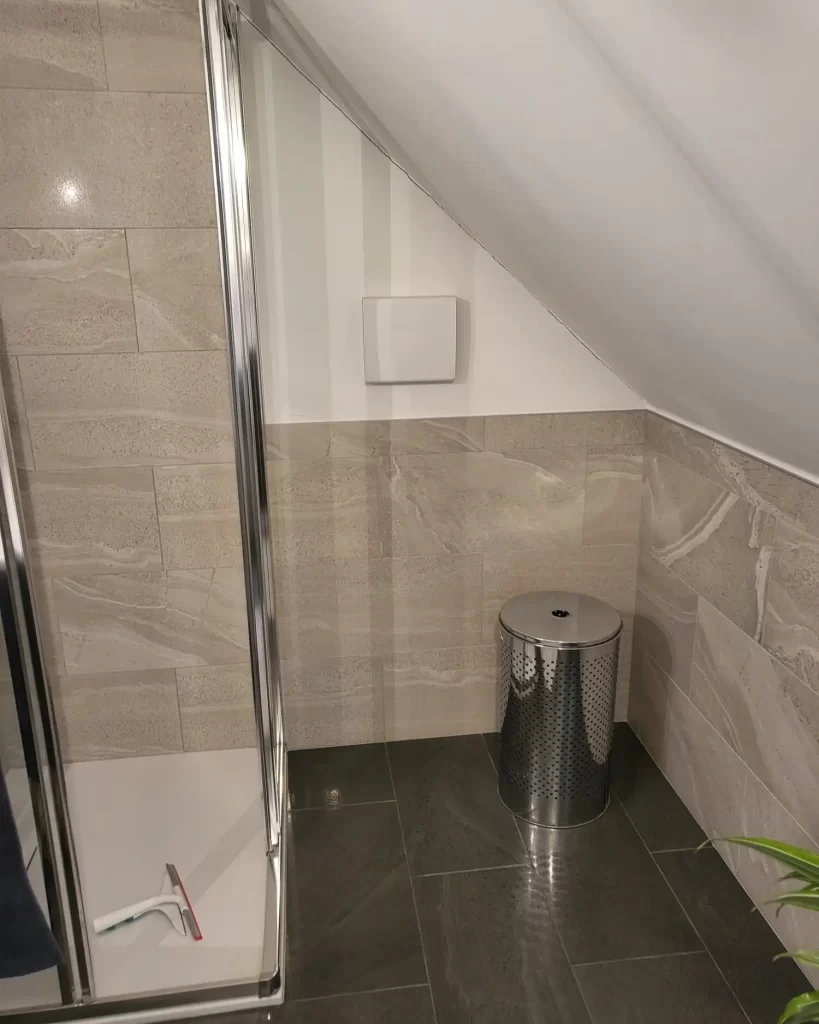 Bestandsbad mit Dusche und Dachschräge