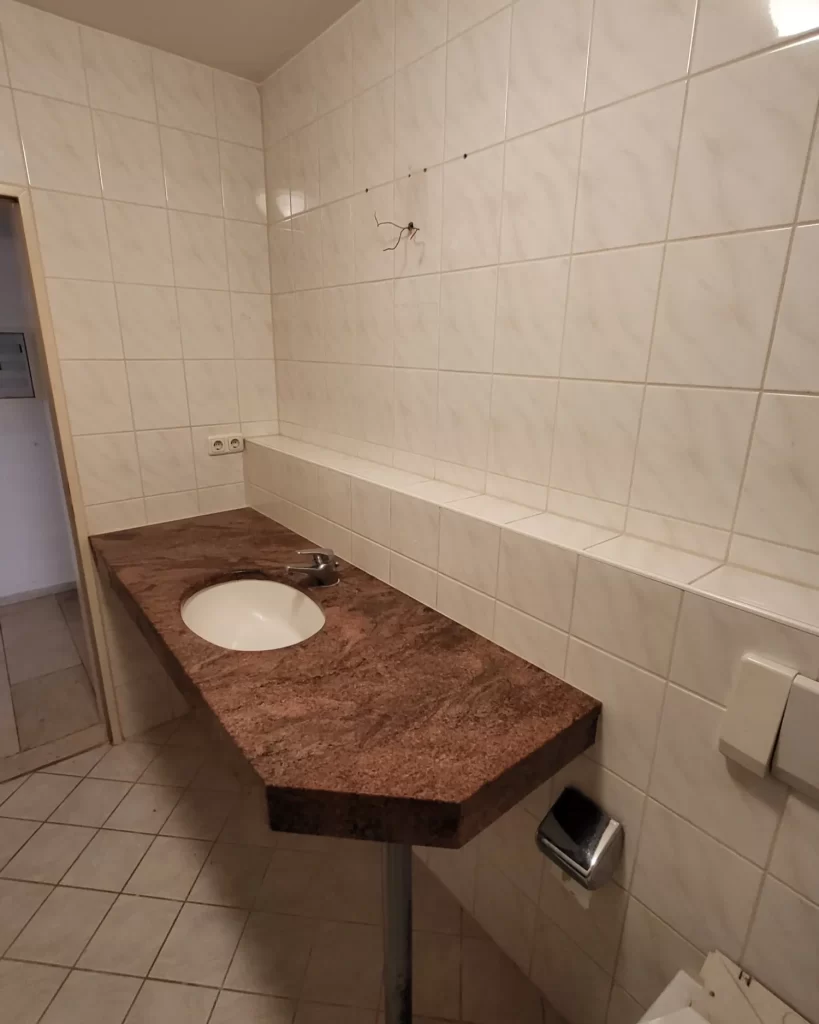 Bestandsbad mit Waschtisch und Fliesen