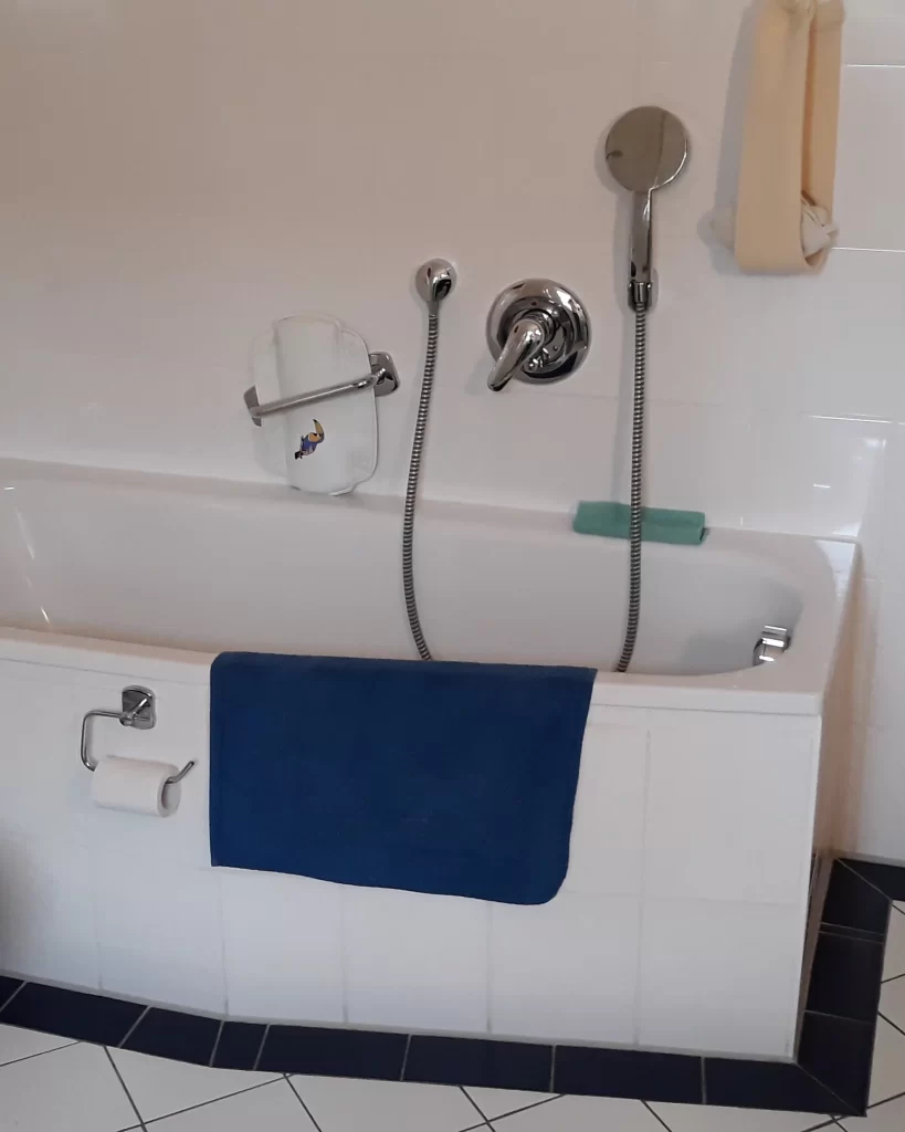 Bestandsbad mit eingebauter Badewanne und Handbrause