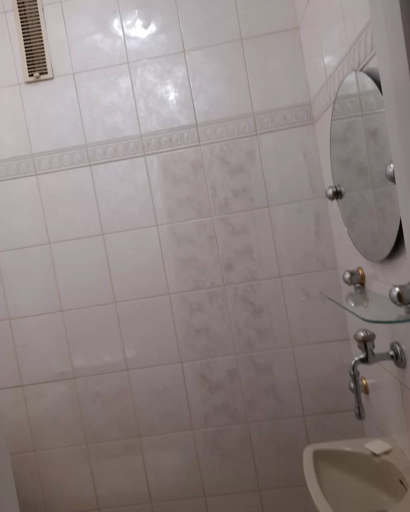 Vorher- Altmodisches Gäste-WC mit vergilbten Fliesen