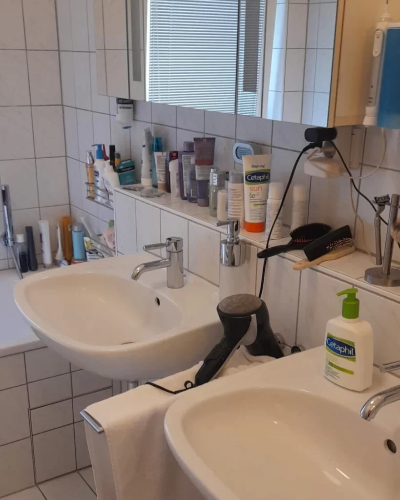 Vorher- Doppelwaschbecken mit klassischer Fliesengestaltung