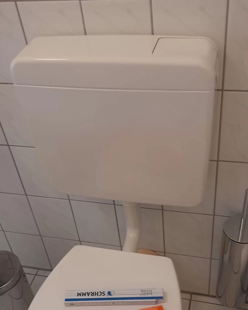 Vorher- Klassische WC-Anlage mit sichtbarem Spülkasten