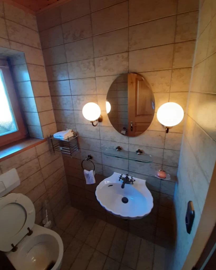 Vorher- Vintage Gäste-WC mit Fliesenoptik und Waschbecken