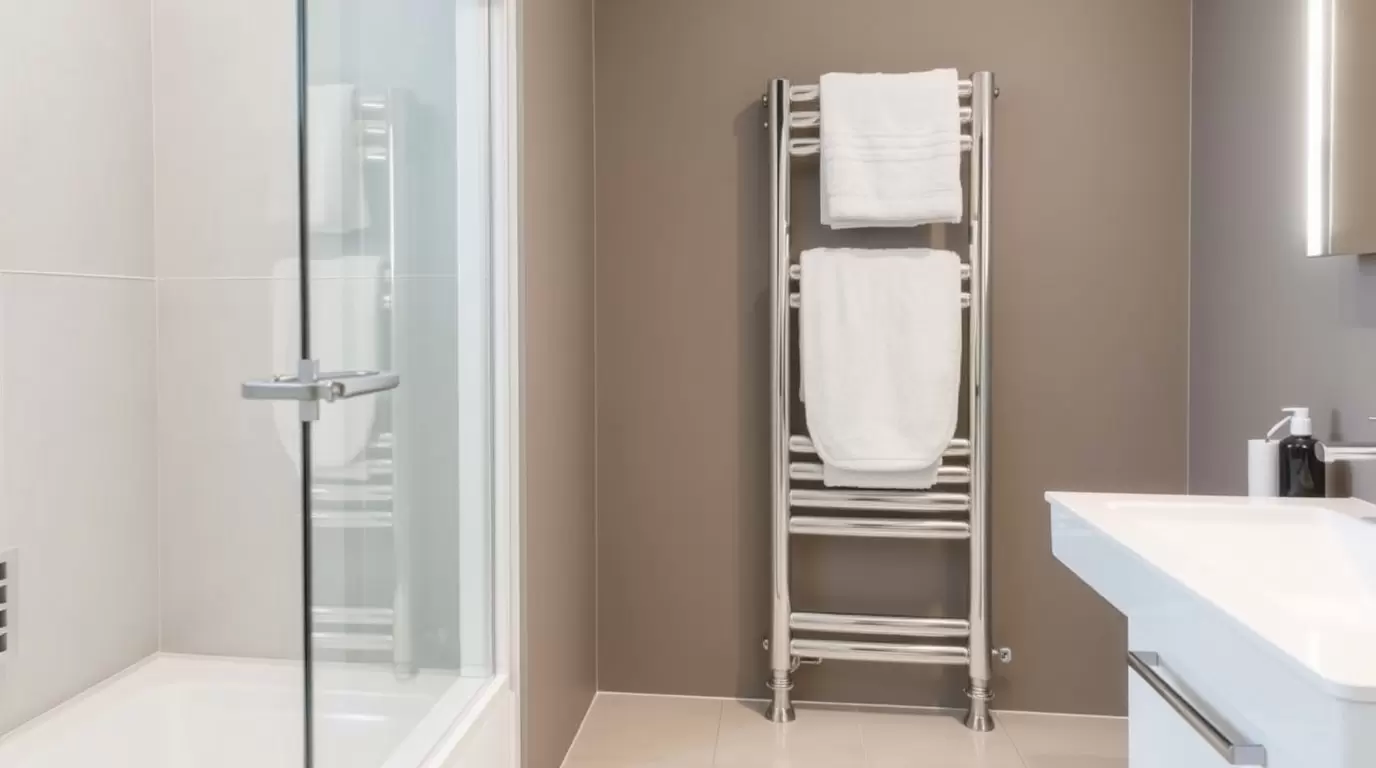 Ein Badezimmer mit Fußbodenheizung und Badheizkörper.