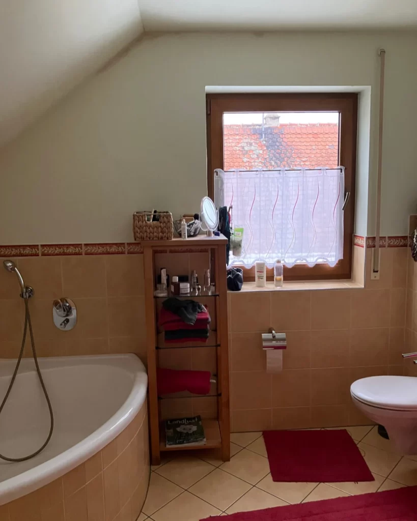 Vorher- Dunkles Ambiente mit traditionellen Fliesen und wenig Struktur