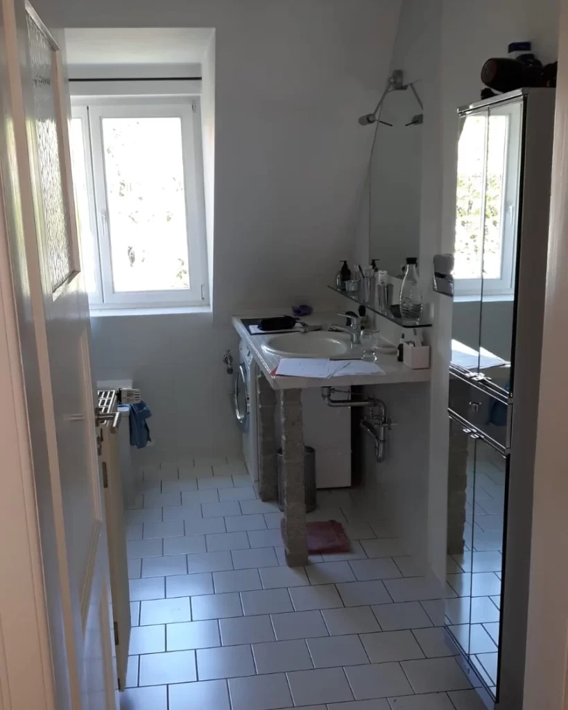 Vorher- Improvisiertes Waschbecken, fehlende Struktur