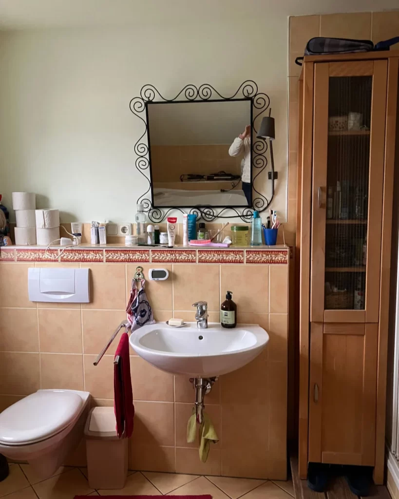 Vorher- Überladene Optik und veraltete Fliesengestaltung