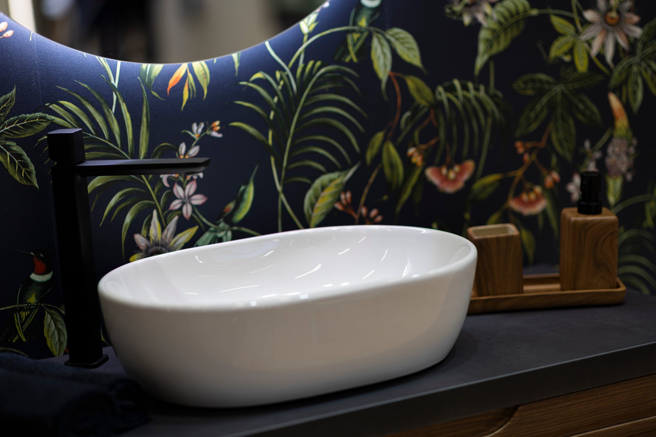 Moderne und zeitlose Badezimmerdesigns in einer Ausstellung