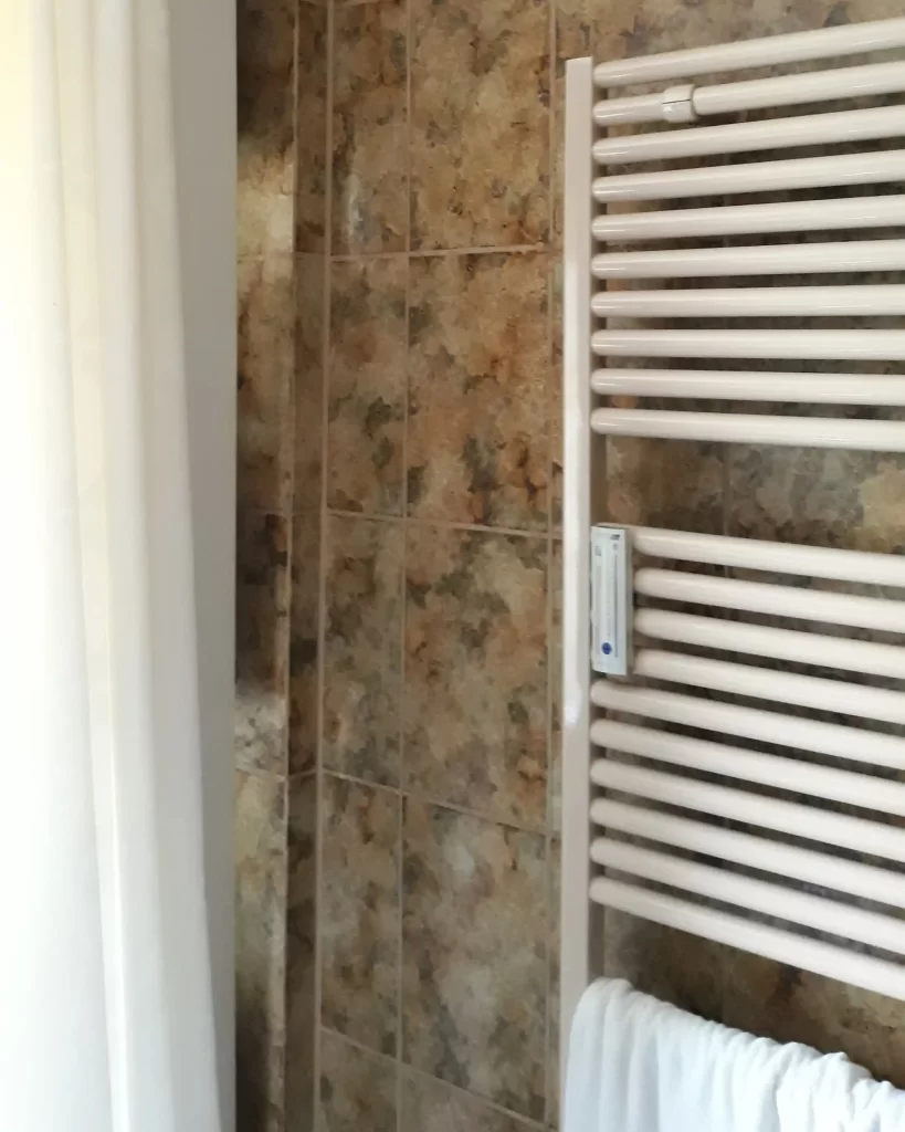 Heizkörper mit Retro-Fliesen im Altbestand