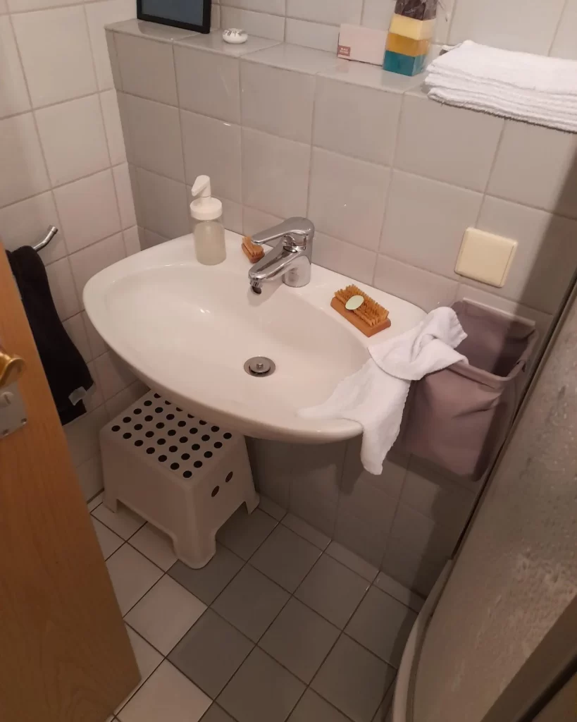 Vor der Renovierung- Kleiner Waschtisch mit begrenztem Stauraum im Gäste-WC
