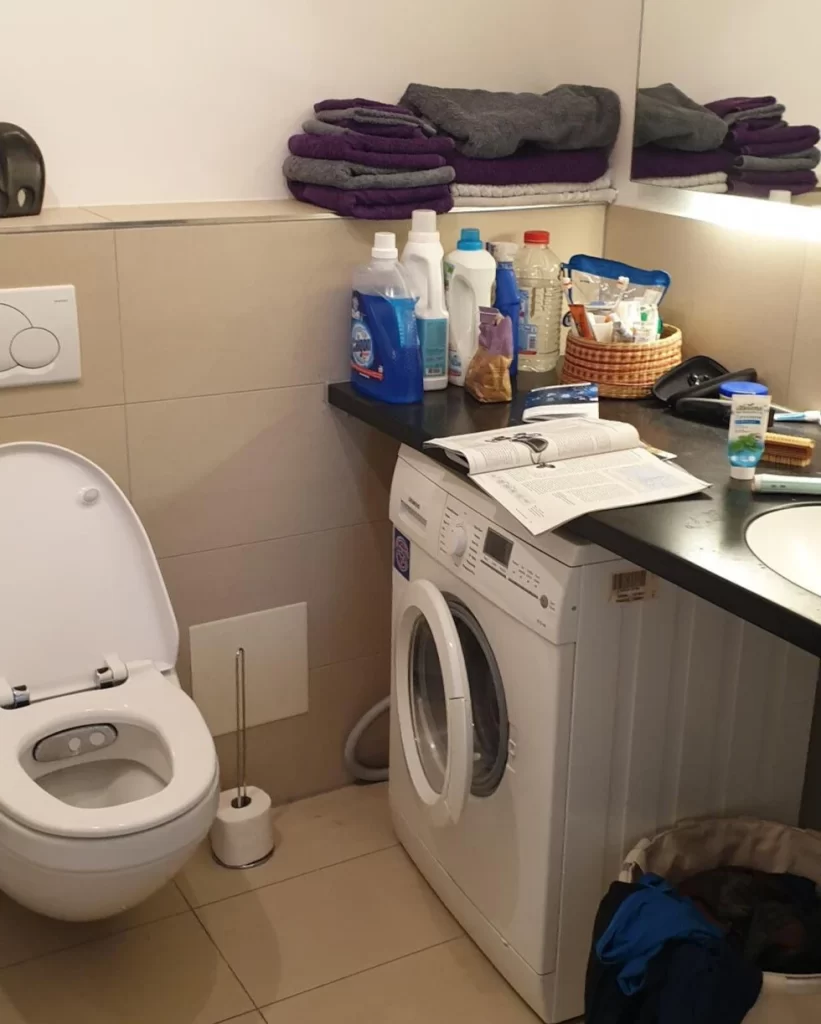 Vor der Renovierung- Kleines Bad mit Waschmaschine und begrenztem Stauraum